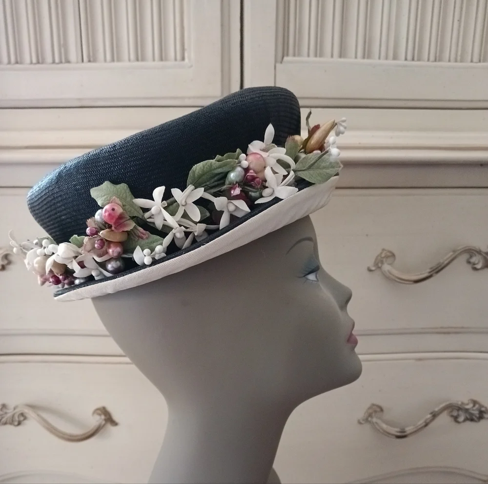 RARE AND STUNNING VINTAGE 1930S/ 40S BLACK STRAW HAT W/ VTG FLORALS AND FRUIT !
